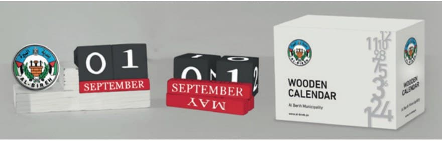 Wooden desk calendar